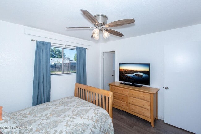 Building Photo - 552 E Lamarcia Dr