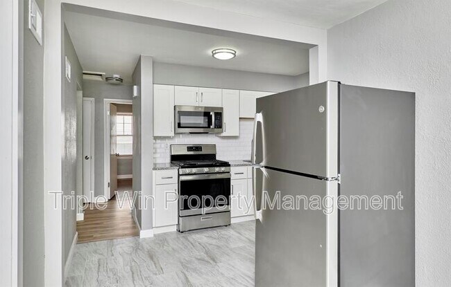 Building Photo - 9823 Meadowview Dr