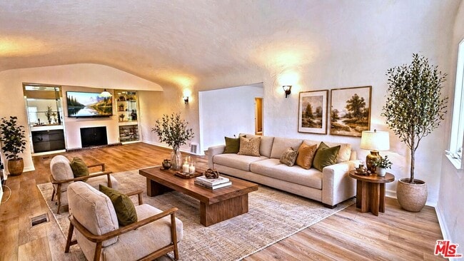 Building Photo - 132 S La Peer Dr