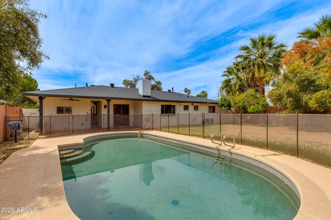 Building Photo - 1524 W Ocotillo Rd