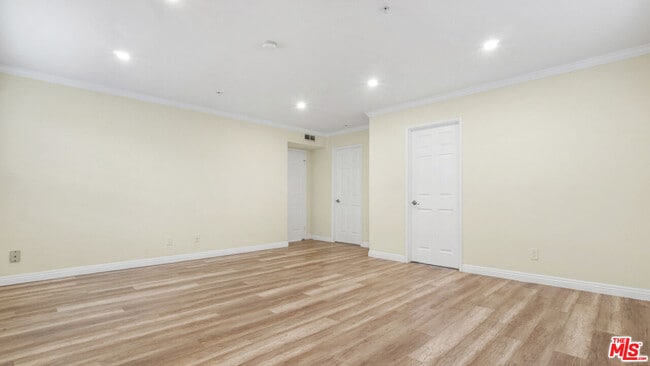 Building Photo - 420 Riverdale Dr