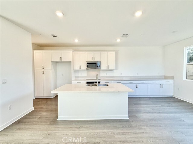 Building Photo - 2625 E Forest Paseo
