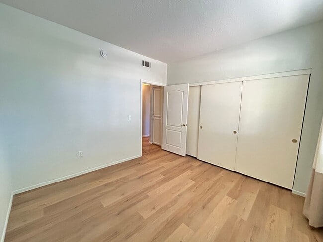 Building Photo - 3 bedroom 2 bathroom Summerlin condo!