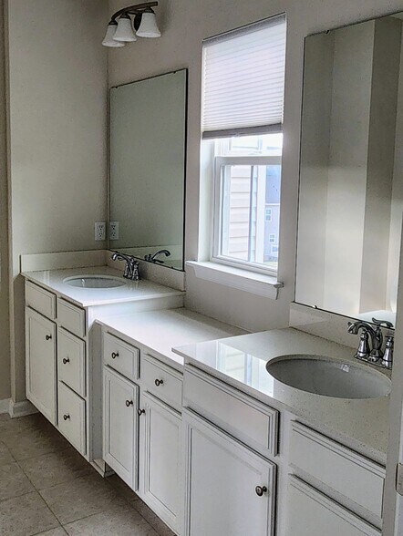 Owners Bath Double Vanity - 3003 Olivetre Dr