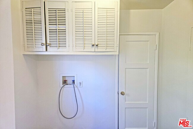 Building Photo - 9966 Glencrest Cir