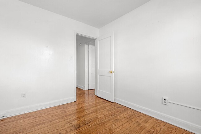 Building Photo - Charming 4-bedroom, 2-bath