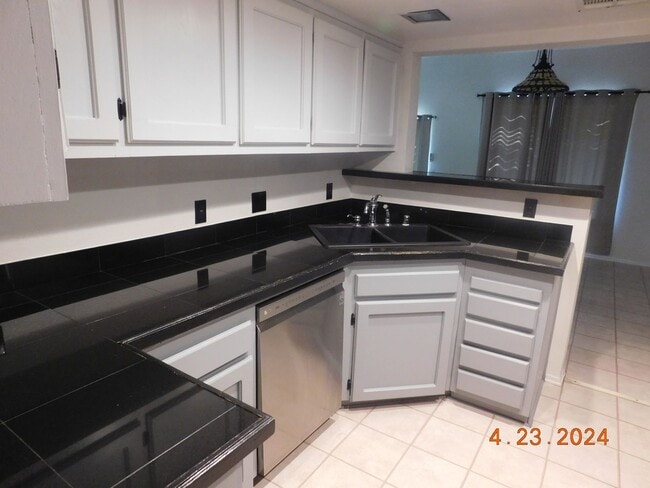 Building Photo - 400 Tepatitlan Ct