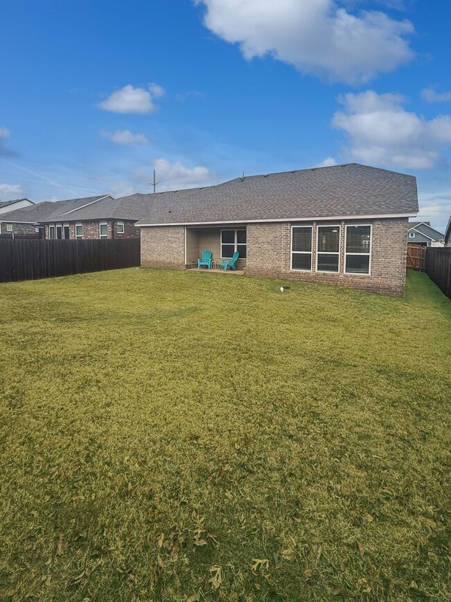 Building Photo - Modern 3-Bedroom Home in Gated Seven Oaks South