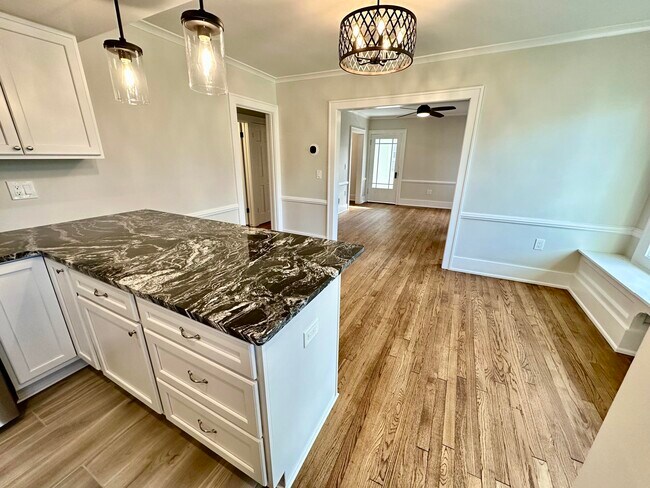 Building Photo - 992 Palmer