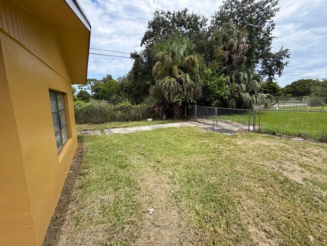 Building Photo - 2320 Sunrise Dr