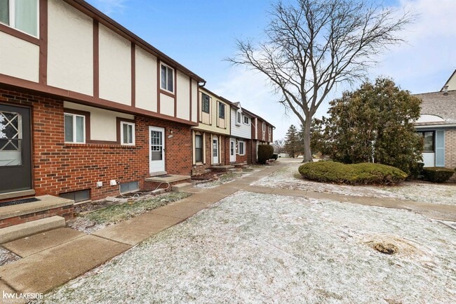 Building Photo - 8439 Hickory Dr