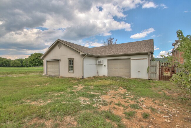 Building Photo - 4335 N Chapel Rd