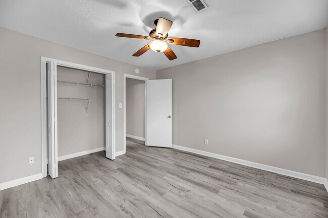 Building Photo - 2 Bedroom, 2.5 Bath Home with Flex Room on...
