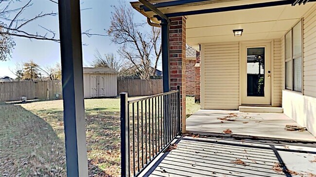 Building Photo - 6808 Sandlewood Dr