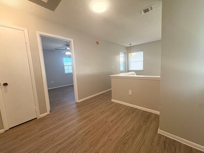Building Photo - Fantastic 3 BR Lake Mary Home with vaulted...