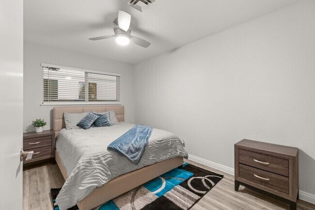 Building Photo - Updated 2-Bedroom Unit in Convenient Downtown Las Vegas Location