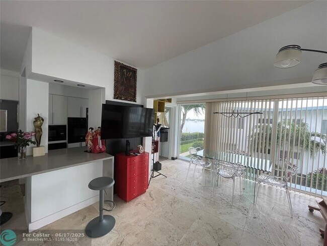 Building Photo - 425 Bayshore Dr