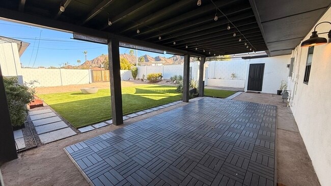 Building Photo - Mountain Views and Huge Yard