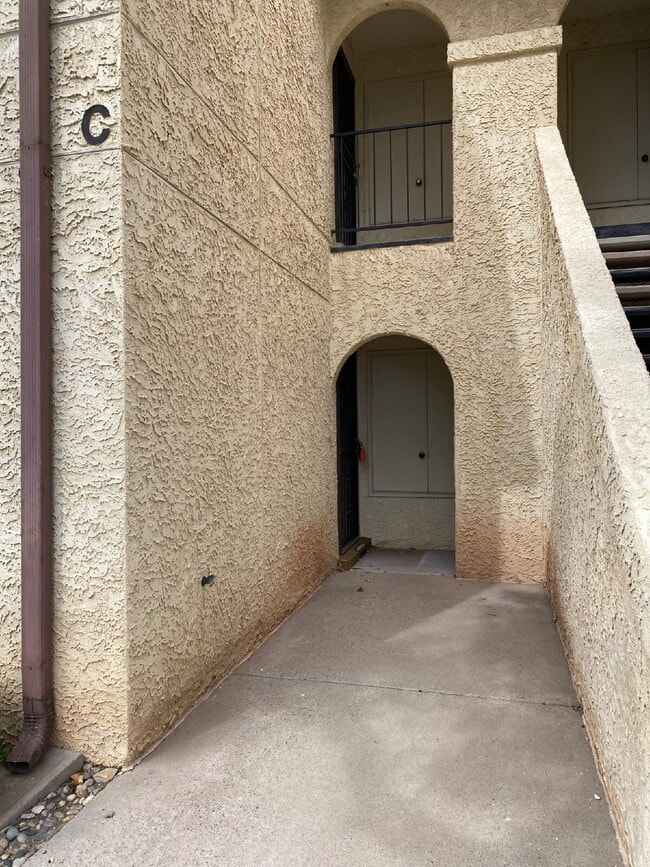 Building Photo - 1BR/1Bath Condo w/Single Car Garage