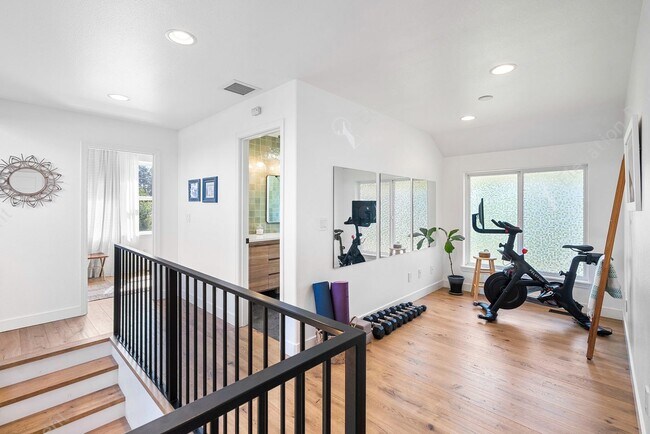 Building Photo - Find a piece of serenity in Historic Old Bend! (Unfurnished)