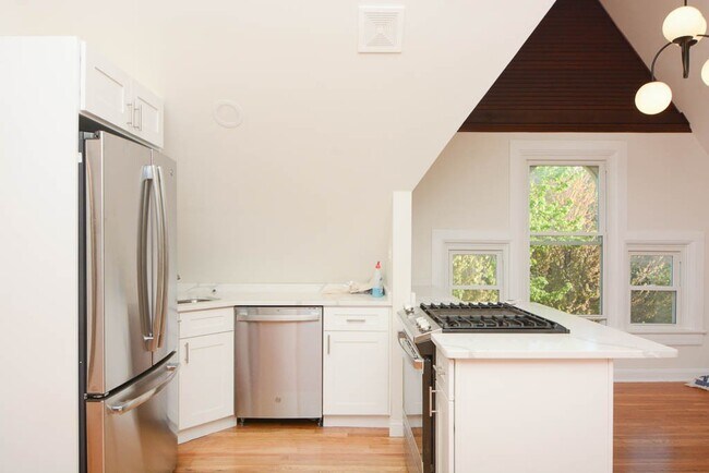 Building Photo - 1111 W Roscoe St