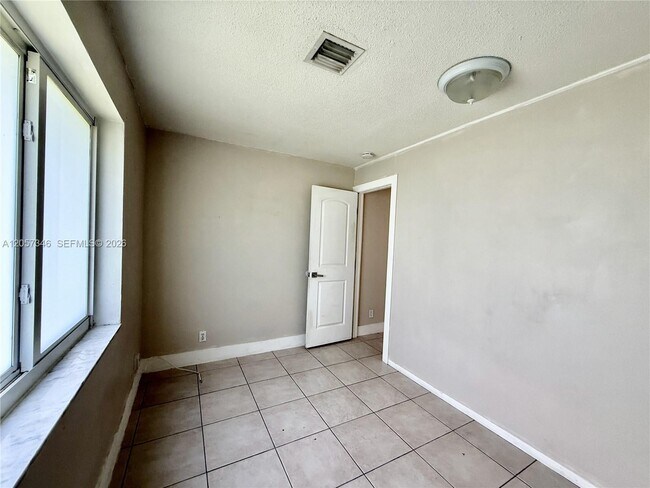 Building Photo - 320 Holloway Dr