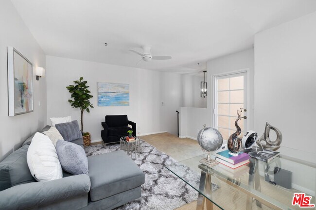Building Photo - 930 N Doheny Dr
