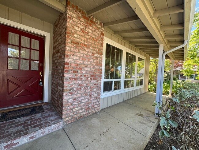 Building Photo - Charming 3 Bedroom / 2 Bathroom Home