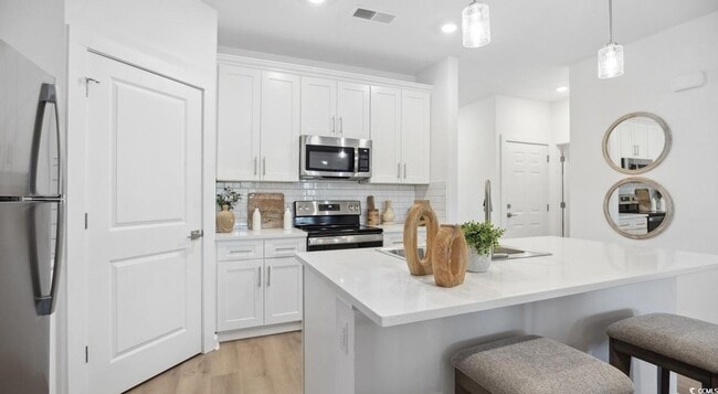 Building Photo - 31 Quaker Rdg Dr