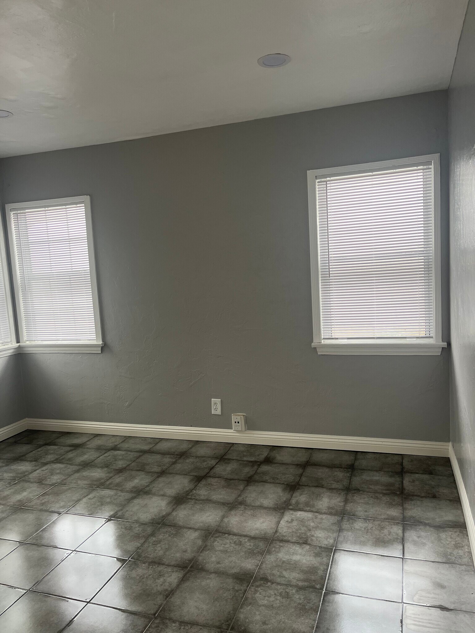 Living room - 652 School Ave