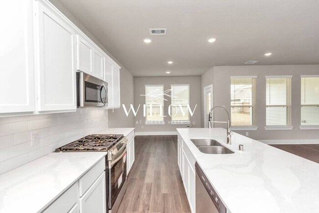 Building Photo - Spacious 4-Bedroom Home – 6 Weeks FREE Rent!