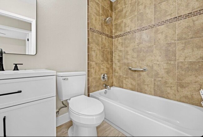 Building Photo - Updated 2 bedroom 1 bath with a Bonus Room