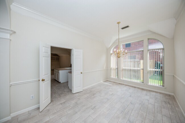 Building Photo - 703 Acacia Pl