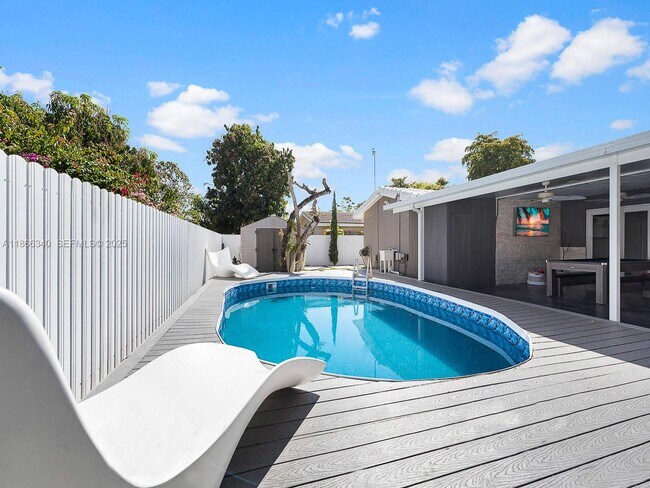 Building Photo - 6951 Miami Lakeway S