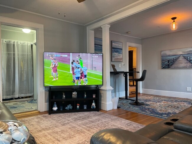 Building Photo - 20 Crescent St