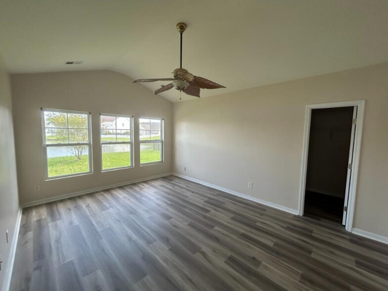 Building Photo - 447 Palm Frond Dr