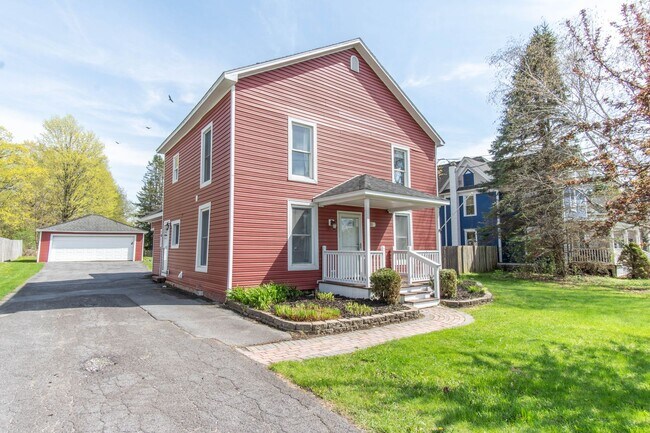 Building Photo - Charming 3Bed/2Bath Home Minutes from Fort Drum | Pet Friendly | Garage + Spacious Yard