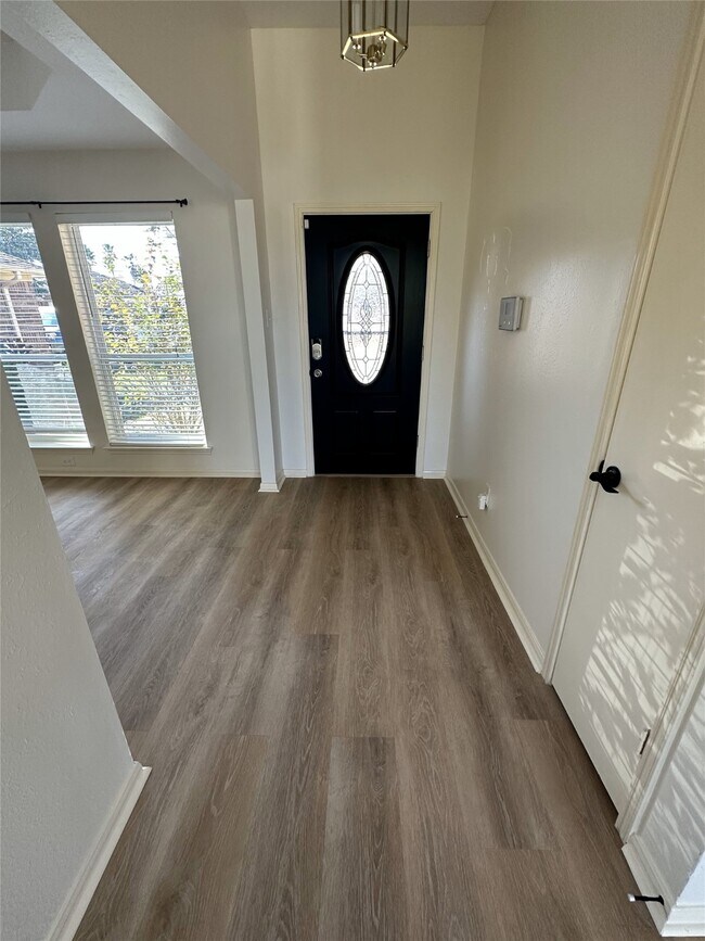 Building Photo - 204 Wood Hollow Dr