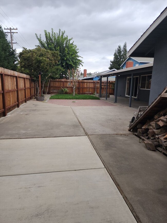 Building Photo - 3 Bedroom 2 bath with 2 car garage off of ...