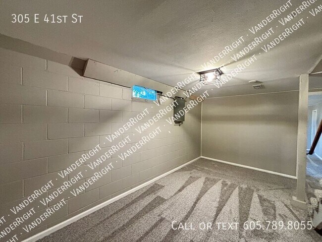 Building Photo - 305 E 41st St