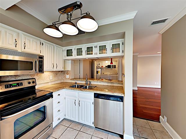 Building Photo - 7640 W Greenway Blvd