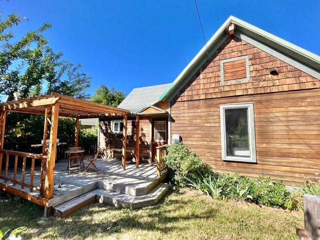 Building Photo - Charming Ronald Cabin Available through Ma...