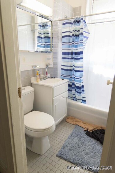 Building Photo - 137 Park Dr