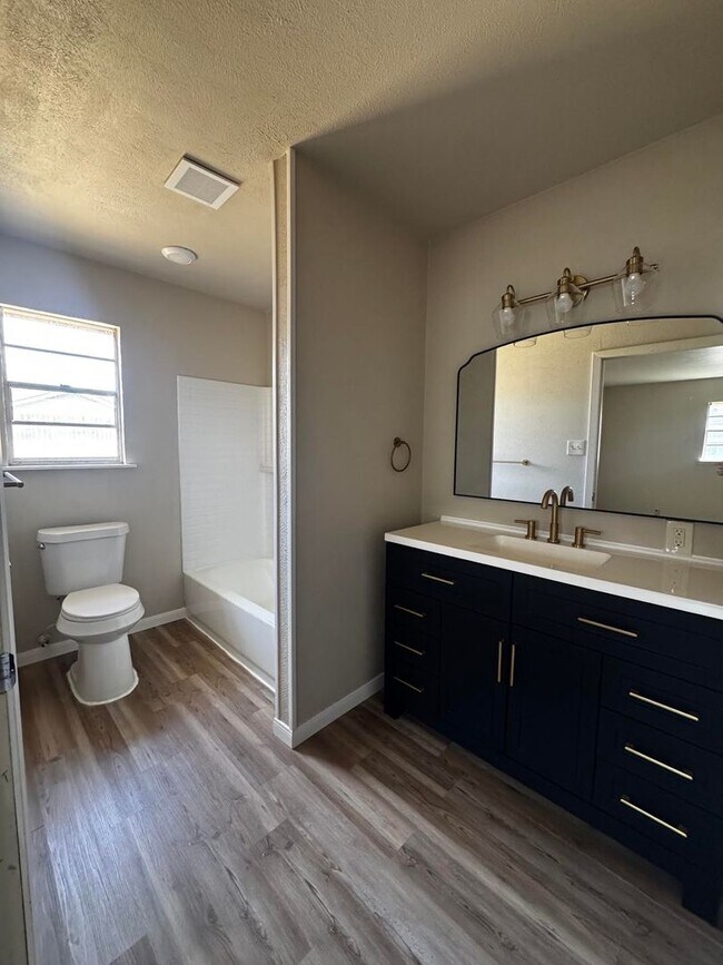 Building Photo - 4 Bedroom 3 Bathroom Ready To Rent!