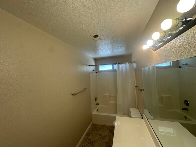 Full Bathroom - 3803 Cocina Ln