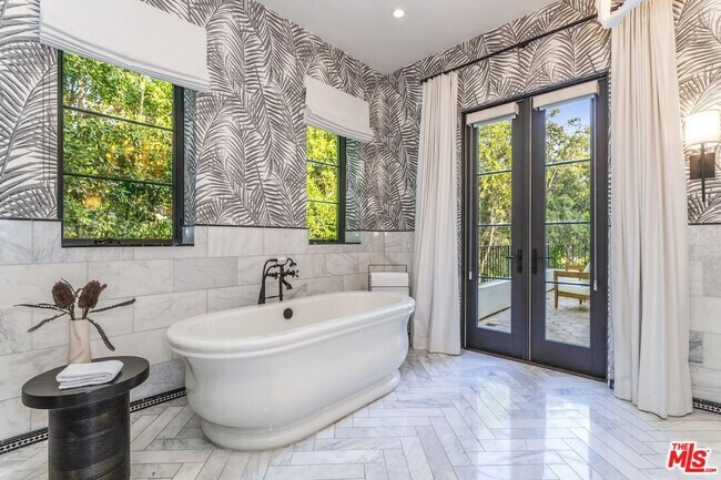 Building Photo - 820 N Vista St