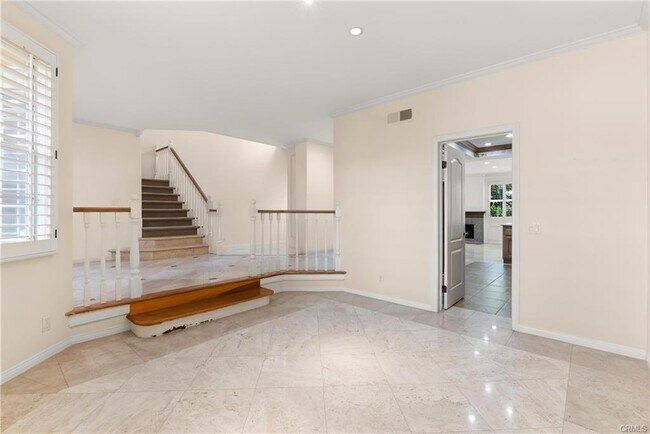 Building Photo - 6121 Greenbrier Dr