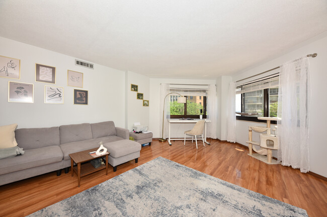 Primary Photo - 1633 N Prospect Ave