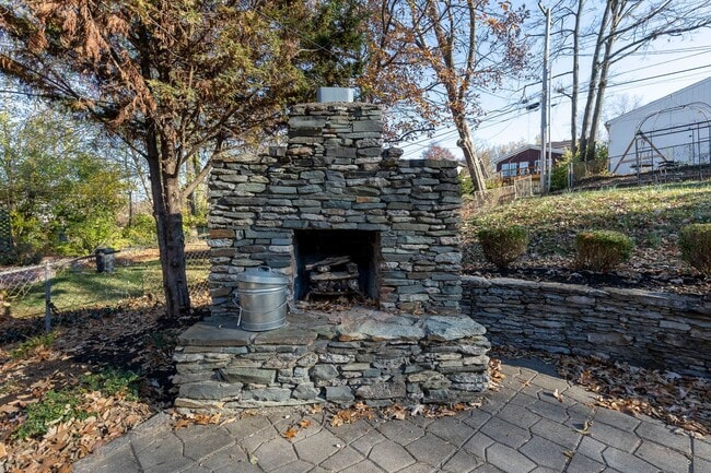 Building Photo - 2144 Lakeside Dr