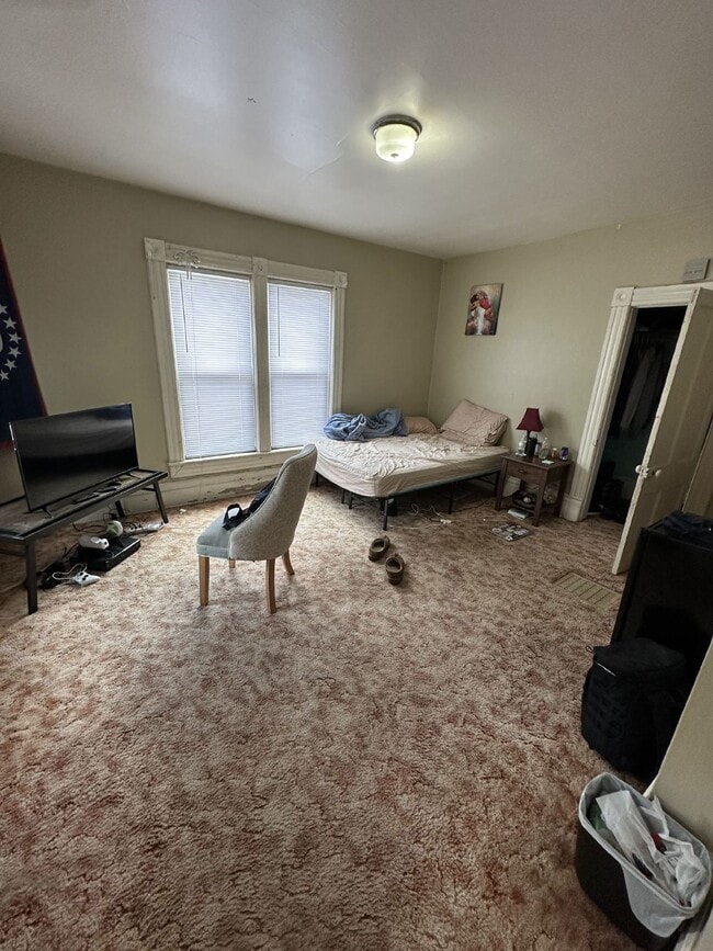 Building Photo - 5 Bed 2 Bath close to UWEC available June 1st! Has a new bathroom!